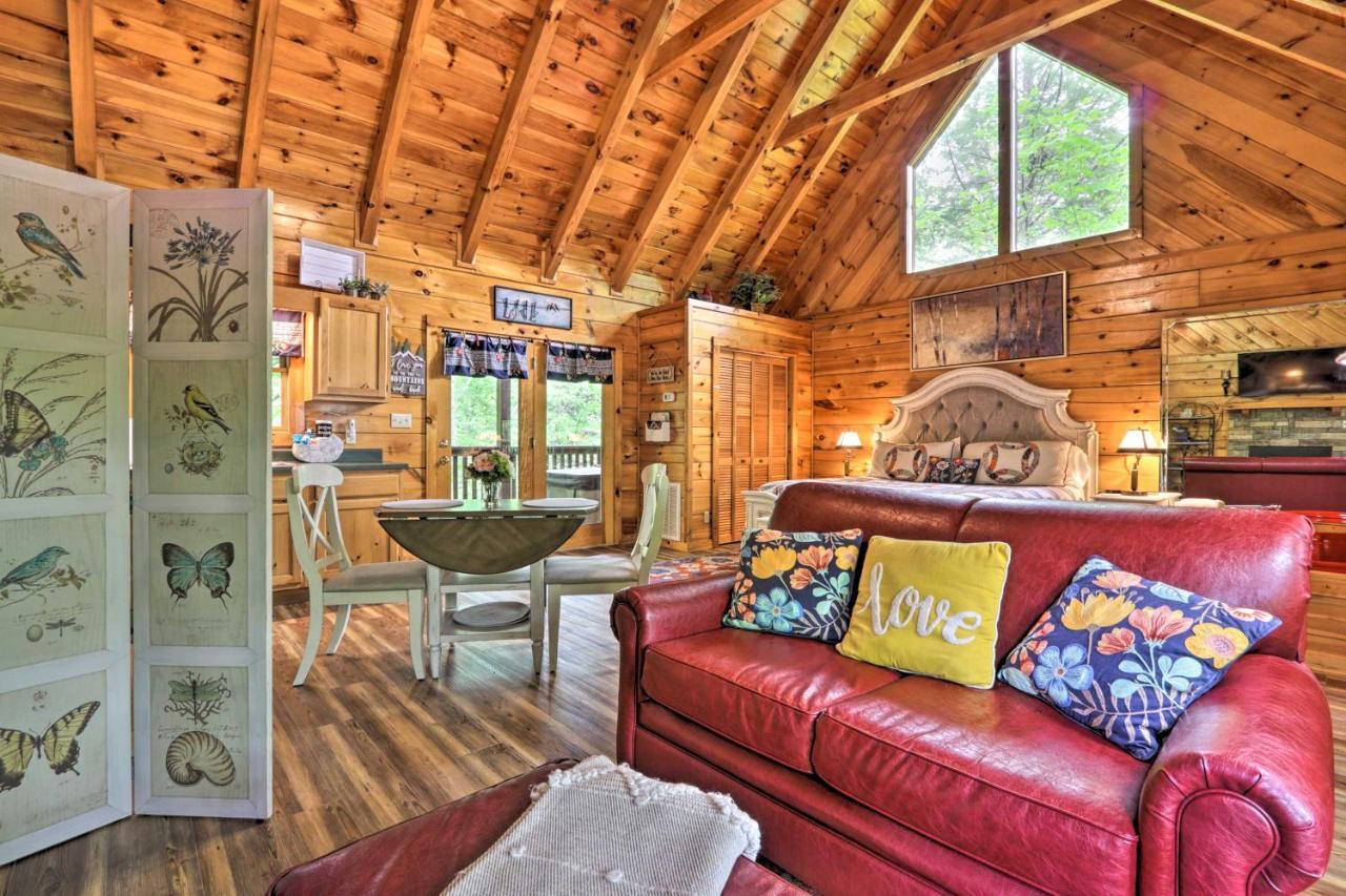 Apartmán Romantic Gatlinburg Cabin With Hot Tub And Pool Access Exteriér fotografie