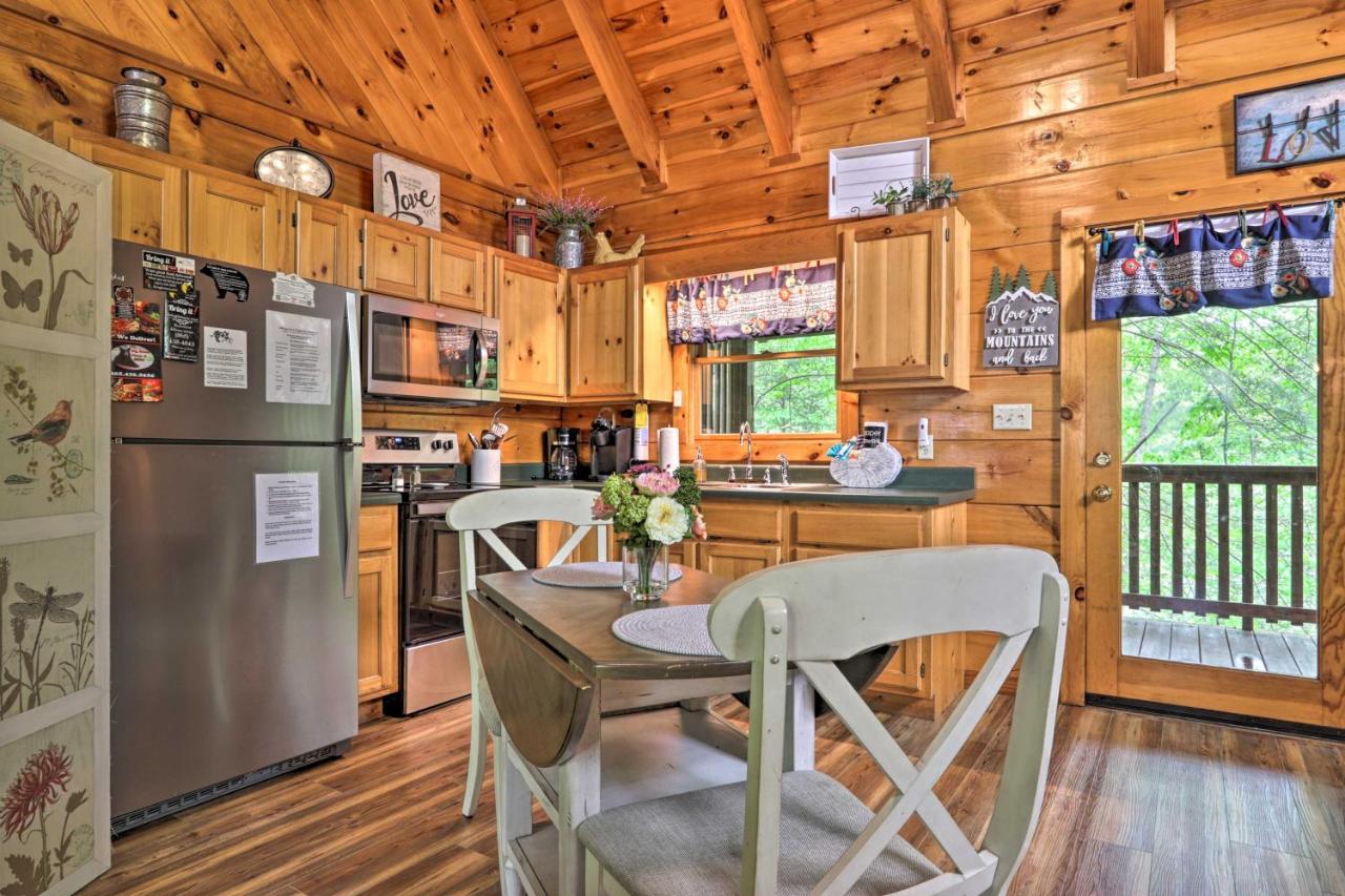 Apartmán Romantic Gatlinburg Cabin With Hot Tub And Pool Access Exteriér fotografie