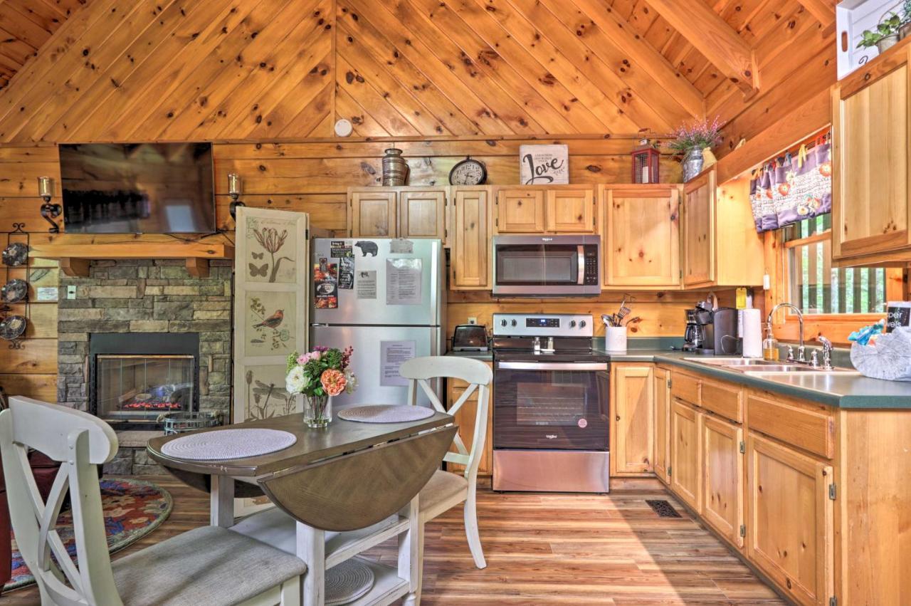 Apartmán Romantic Gatlinburg Cabin With Hot Tub And Pool Access Exteriér fotografie